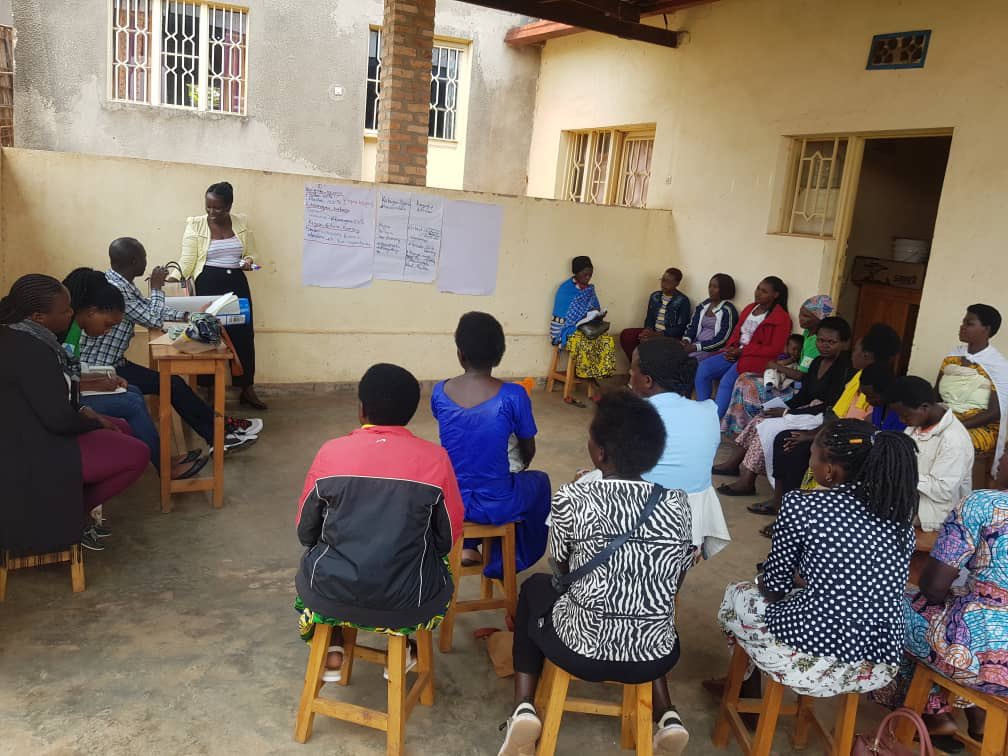ardekubaho_rw's tweet photo. Yesterday 7 women cooperatives representatives in @Kamonyi had a meeting to discuss on how to improve the income generating activities for young mothers who belong to these cooperatives, such as a hair salon and a sewing workshop!
Patrners: #APODAKA | #MEDICUSMUNDI https://t.co/1Yxux6OOuZ