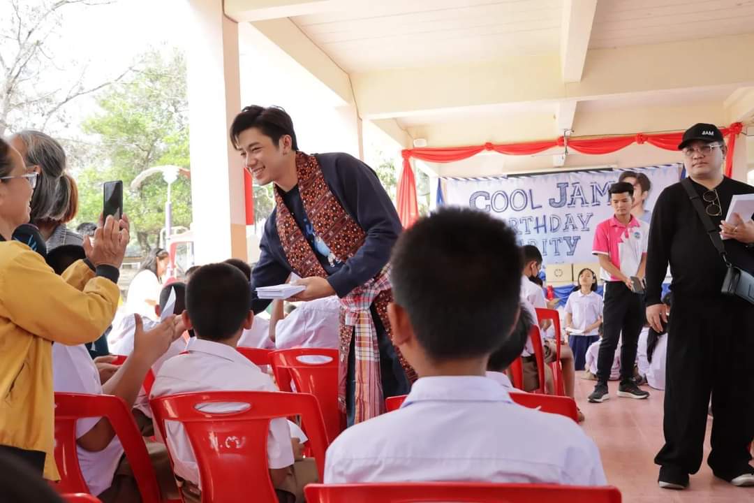 249Girly's tweet photo. น้องแจมลูกกตัญญูของคุณย่า หล่อใจบุญ ชอบทำบุญช่วยเหลือ แบ่งปันสิ่งดีๆคืนสู่สังคม โปรเจกต์ร่วมทำบุญกับแฟนคลับ มอบทุนการศึกษาและสร้างห้องสมุดและจัดหาอุปกรณ์กีฬามอบให้โรงเรียน จ.อุดรธานี  อดีตพ่อพิมพ์ของชาติน้องแจมคือความภูมิใจของทุกคนที่รักแจม แบบอย่างคนดีของสังคม #แจมรชตะ #แจมฟิล์ม https://t.co/YQlBMxna3n