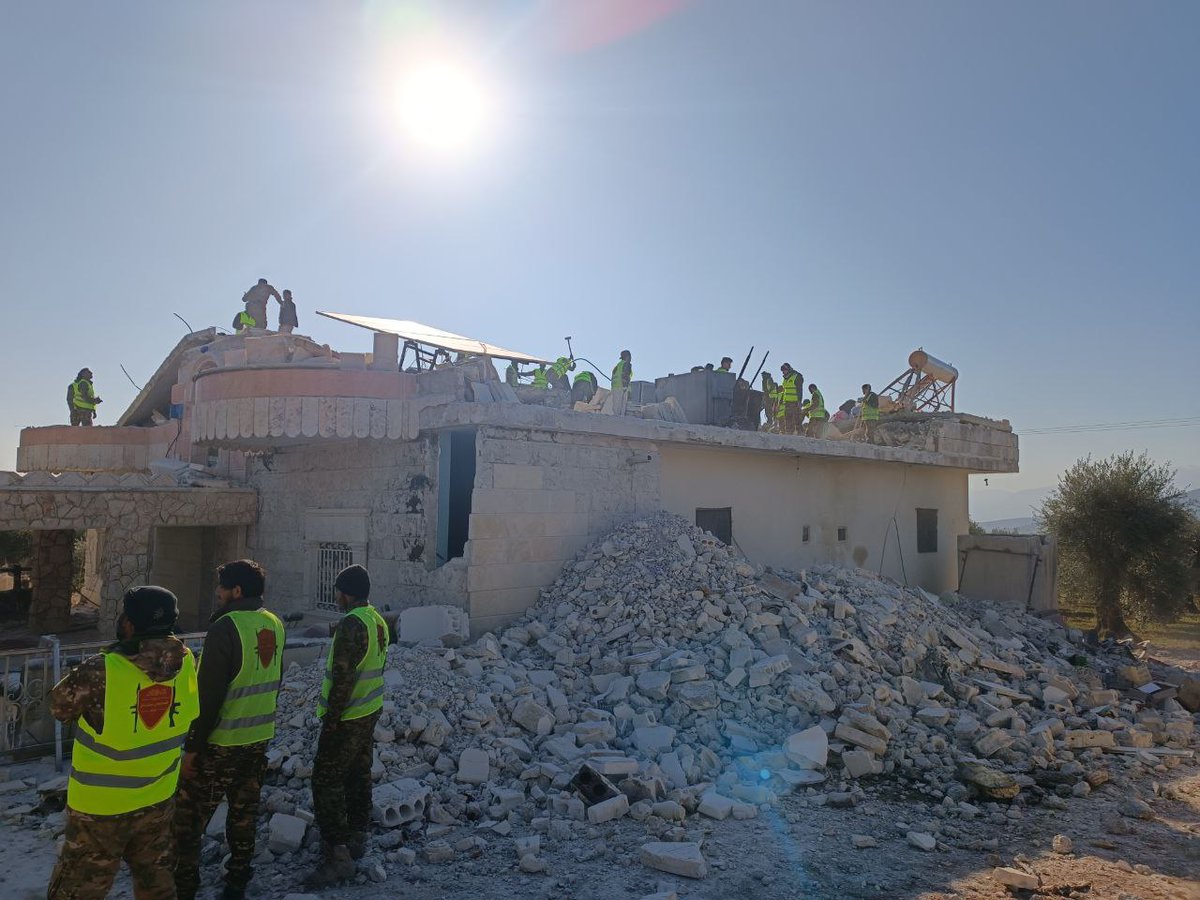 VOSyria's tweet photo. القوات المشتركة من فرقة سليمان شاه وفرقة الحمزة قوات خاصة التابعة للجيش الوطني السوري تقوم بتأمين المتضررين من الزلزال بمدينة جنديرس والعمل على إزالة الانقاض بالمدينة تمهيدا لعودة الحياة إليها . https://t.co/8NNAbRGbsc