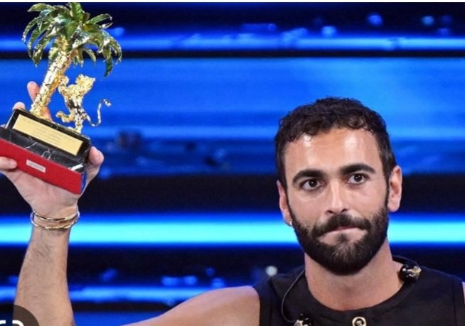 marfoglia's tweet photo. Mengoni ha vinto per caso anche il Superenalotto? https://t.co/fmEdBtS0xl