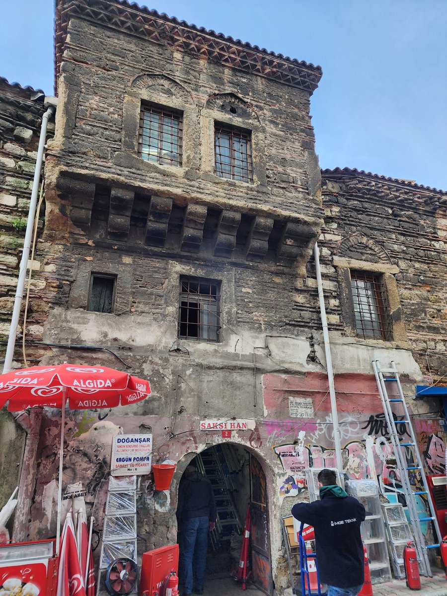 Bugün Galata'da işim vardı biraz dolandım. Ne kadar üzücü ve ne kadar utanç verici bir durumda olduğumuzu bir daha idrak ettim. Ceneviz dönemi yapıda rulmancı, Fatih dönemi, Ayasofya Vakfiyesi handa pimaş borucu... Osmanlıya kadar Ceneviz mahkemesi olan yapının adı: Saksı Han!