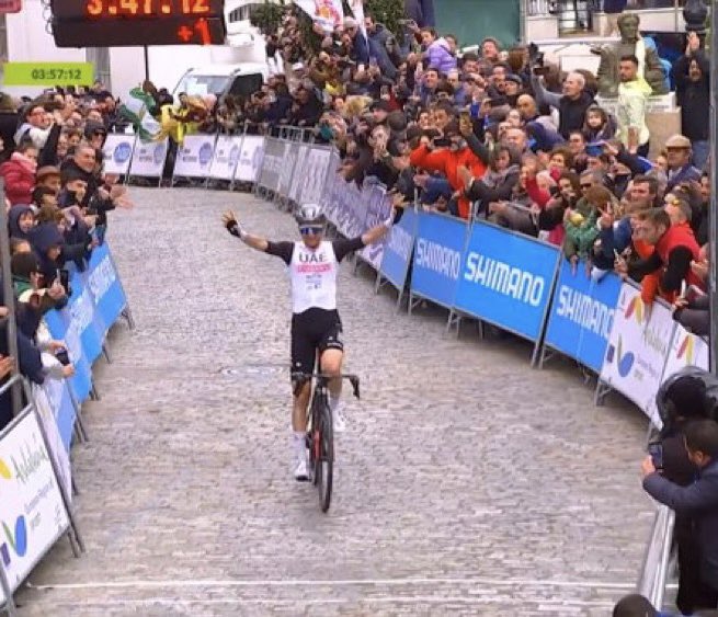 Eens even voor eigen rekening mogen rijden en bingo, proficiat  <a href="/Tim_Wellens/">Tim Wellens</a> #RutaDelSol heel mooie transfer met succes !
4/4 voor de ploeg daar ☀️