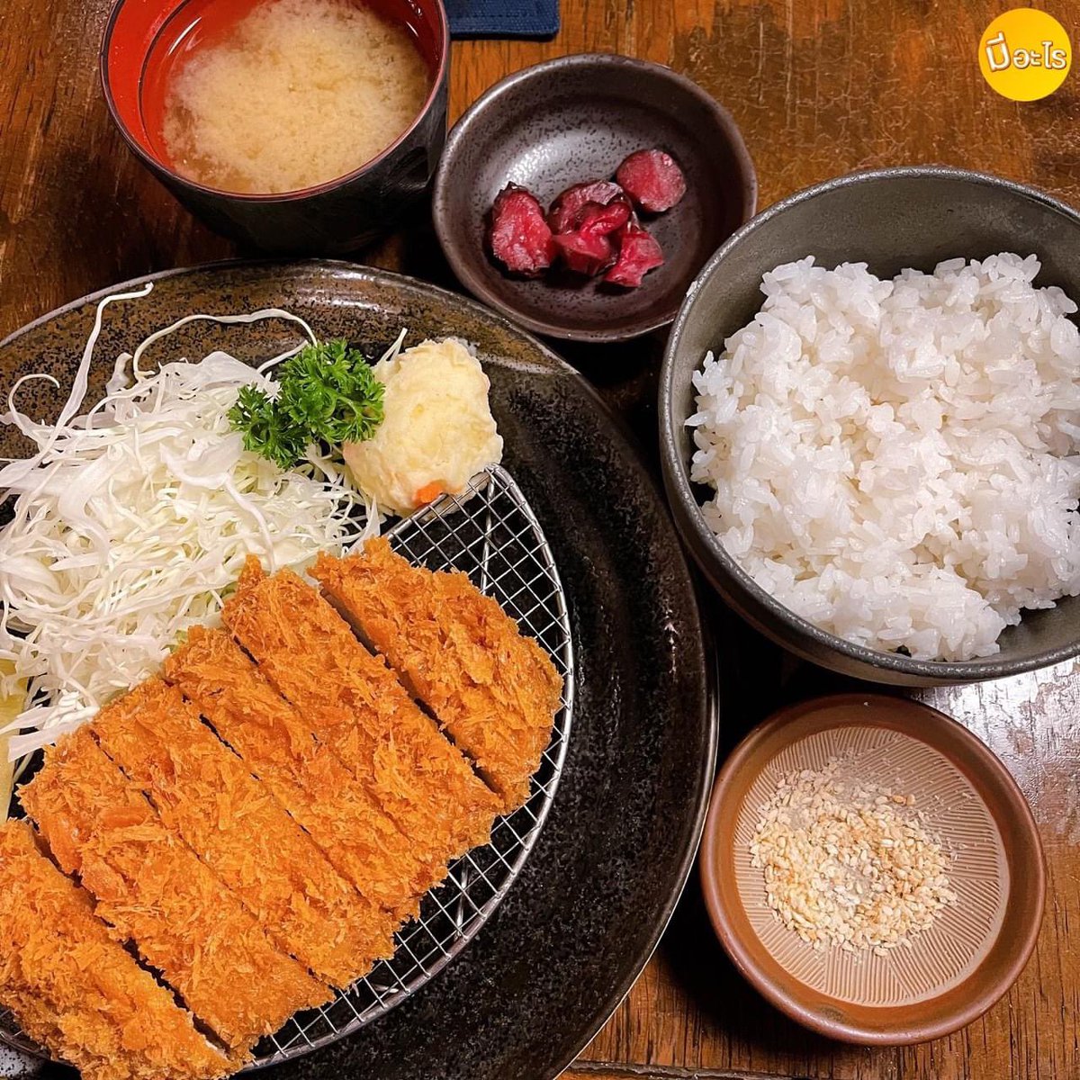 Mearraii's tweet photo. ตำนานทงคัตสึสีลม ไม่ได้ไปกินมาสักพักละคนแน่นเหมือนเดิม555 จะหมู เนื้อ หรือไส้ชีสมีหมด ชุบเกล็ดขนมปังทอดร้อนๆ ไม่อมน้ำมัน กรอบนอกแต่ข้างในเนื้อนุ่มไม่แห้ง อร่อยยย
.
🏠: Katsushin - Surawong 
📍: ซอยทานตะวัน (สีลม6)
#มีอะไร #มีอะไรกิน 
@aroiipaiadk @aroii #อร่อยไปแดก #อร่อยบอกต่อ https://t.co/U4A4prOYab
