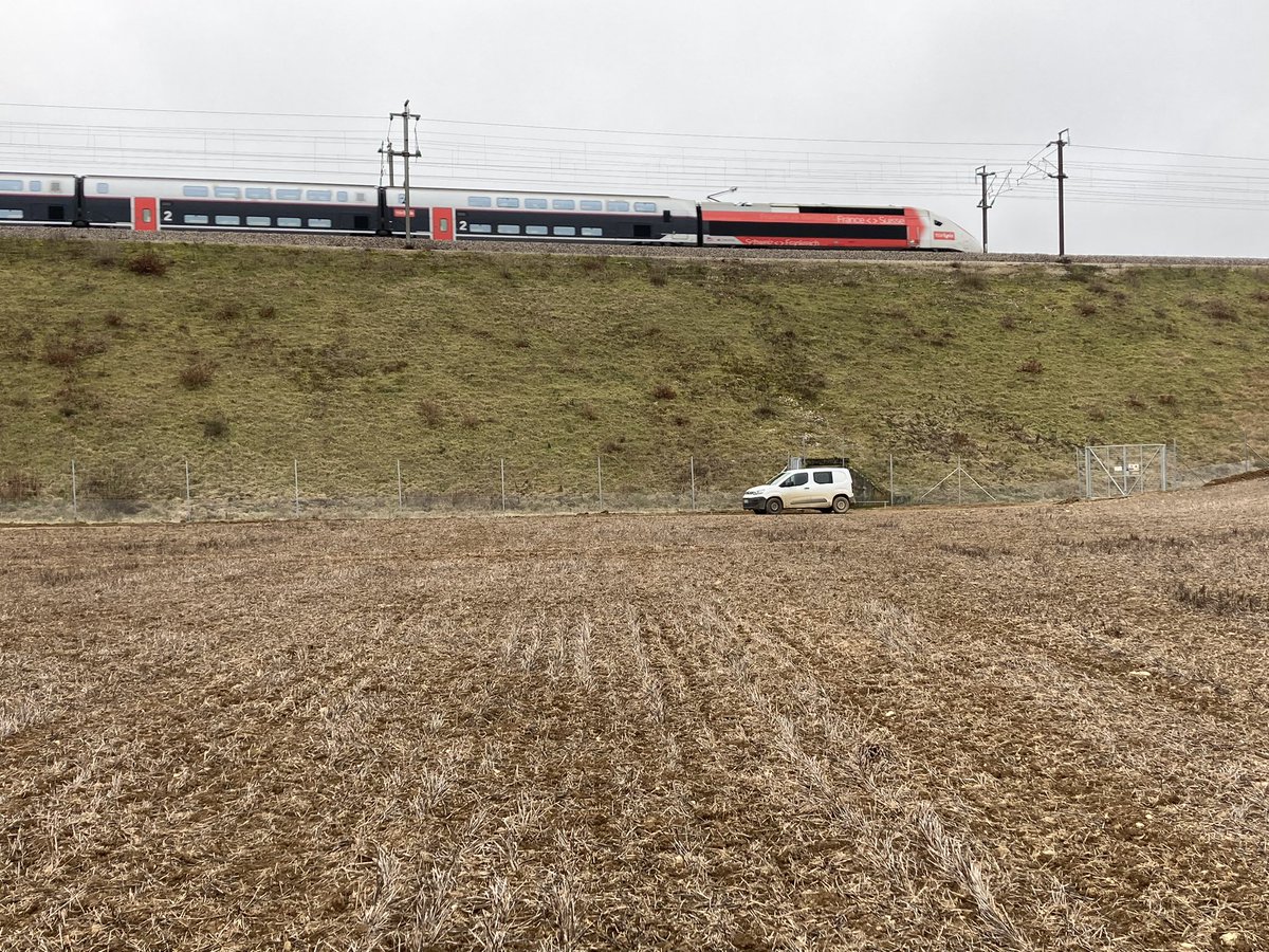 BONNIN1402's tweet photo. Le @TGV_Lyria N9218, après être passé à @dijon-ville sans marquer d’arrêt, se lance sur la #LGV au #pk155 ralentissant le N9770.
De quoi se rendre compte des corrections de profil 🏔.
Cette #orge de printemps #ACS et non #BasGES de la #StValentin pointe déjà son nez. https://t.co/wUtaXWhU3h