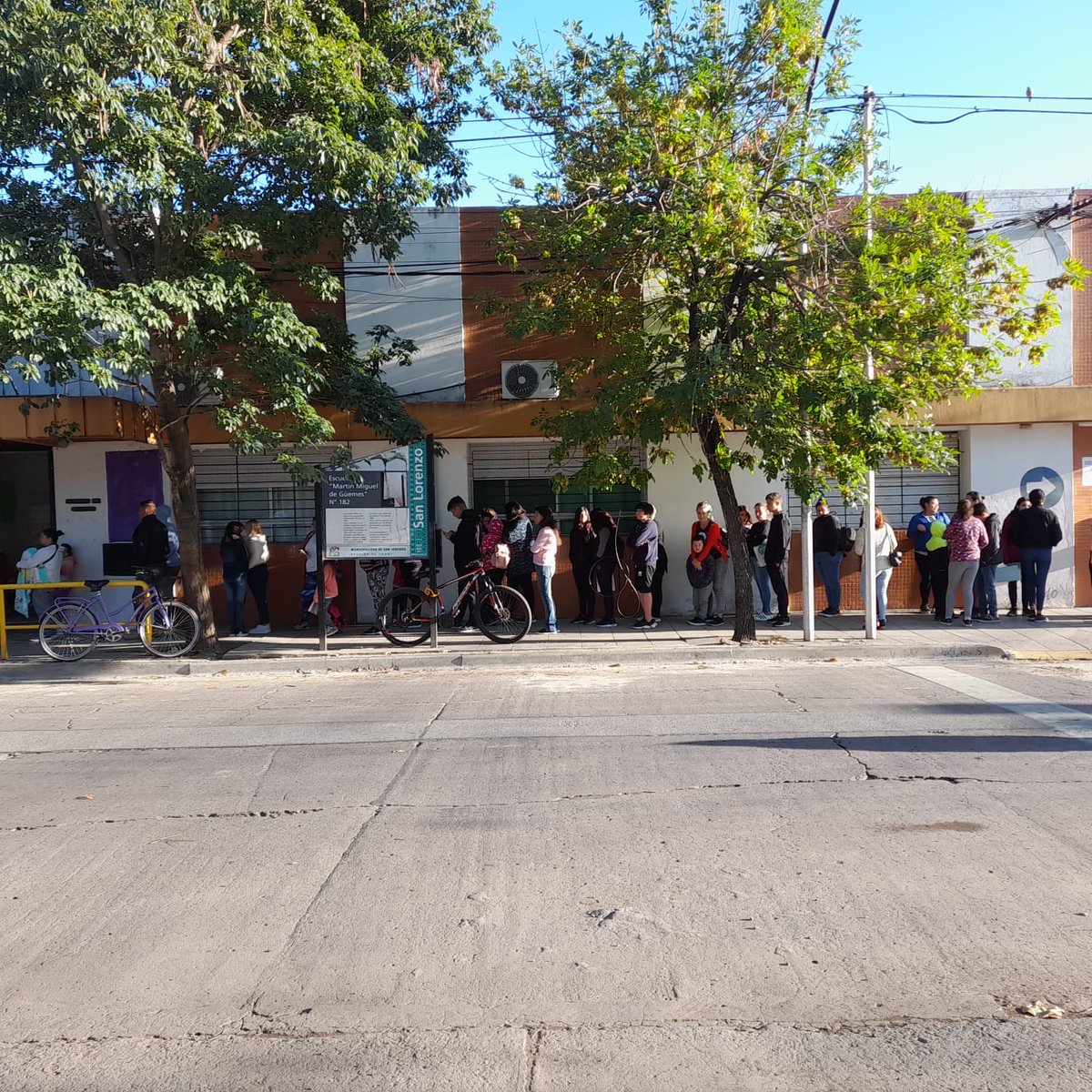 Hoy realizamos una jornada en la querida Escuela 182. Electrocardiogramas, control bucodental, vacunación y control pediátrico.  Organizado por Salud de la Muni.