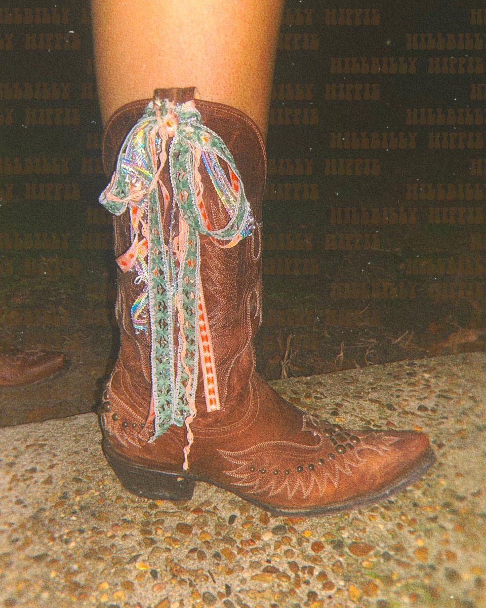 doodleishee's tweet photo. @laineywilson at the #dixienationalrodeo in Jackson, MS!!! I threw her a custom tshirt from my small biz ORTNOTTA on Etsy! I hope you like your shirt!! Someone help me find the video of the throw &amp; catch!! During “Grease” &amp; I’ll give you a free shirt!!!!💛🧡🦋🌼 @FastLainers https://t.co/JFKbp44xOs