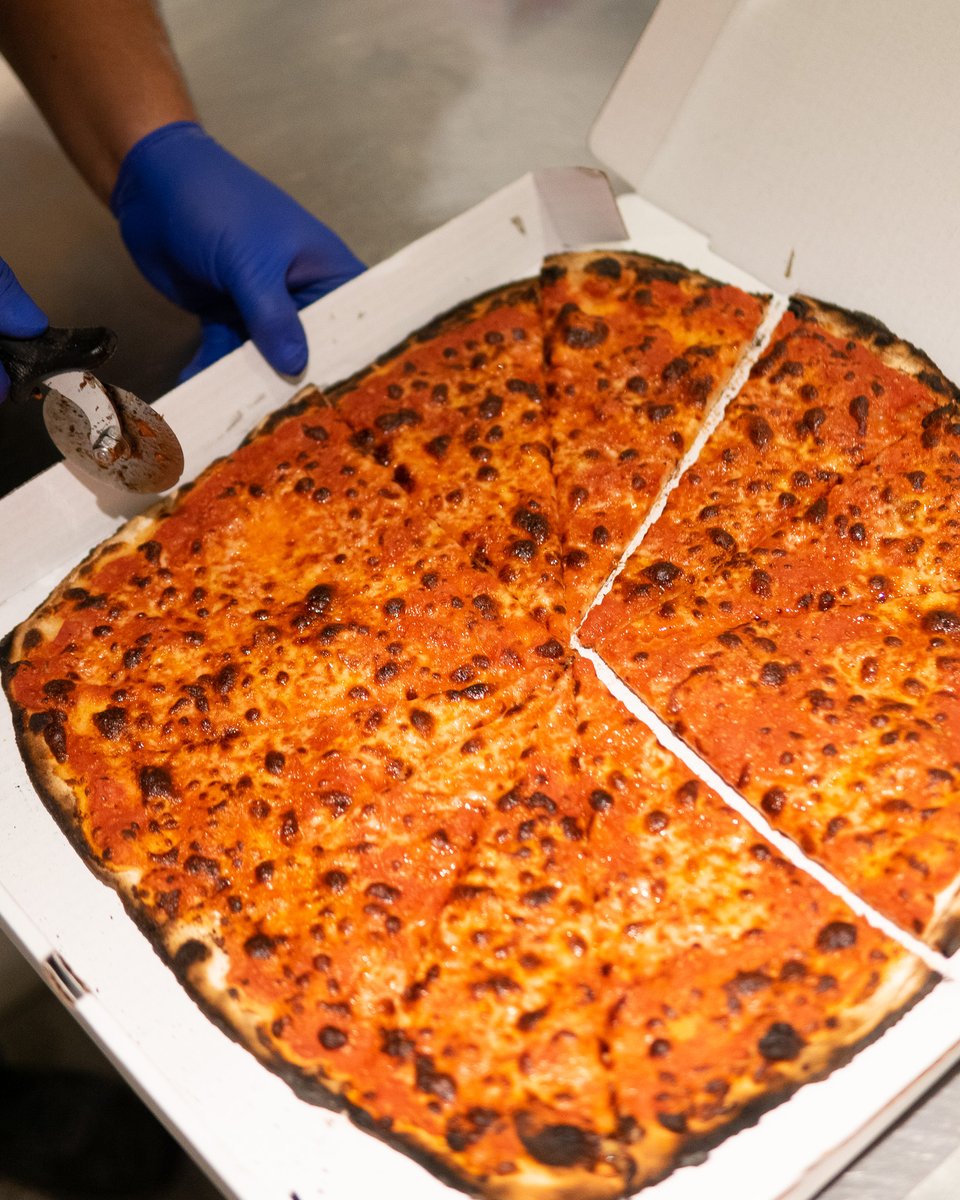 Medium sauce n mozz 🤤 

#apizza #pizza #sallysapizza #cteats