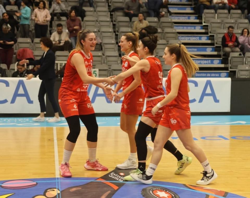 EnsinoLugoCB's tweet photo. Llegó el día soñado, llegó la recompensa al esfuerzo, llegó el debut en la Liga Femenina Endesa para Carmen Suárez y Marta 
Fernández 👏👏‼️‼️‼️ https://t.co/W7qmOdyxz7