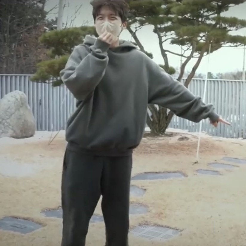 btsargento's tweet photo. — #JHOPE en su documental mostró re feliz y orgulloso la piedra que le hicieron sus padres, en ella está escrito; "HOPE WORLD" 🥺.

#jhopeINTHEBOX @BTS_twt https://t.co/YqMK1GA1Hp