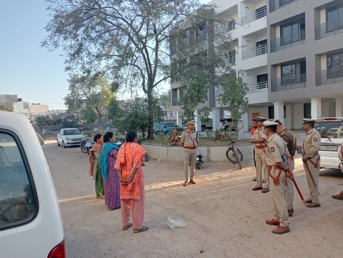 SP_Panchmahal's tweet photo. આજરોજ પરેડ ગ્રાઉન્ડ, પોલીસ હેડક્વાર્ટર્સ, ગોધરા ખાતે સેરેમોનિયલ પરેડ ર��ખવામાં આવેલ તેમજ પોલીસ અધિક્ષકશ્રી,ગોધરા દ્વારા લાઇન વિઝીટ કરી પોલીસ પરિવારના સભ્યોની મુલાકાત કરવામાં આવી.
#PanchmahalPolice 
@dgpgujarat 
@sanghaviharsh https://t.co/eEsc7HokZf