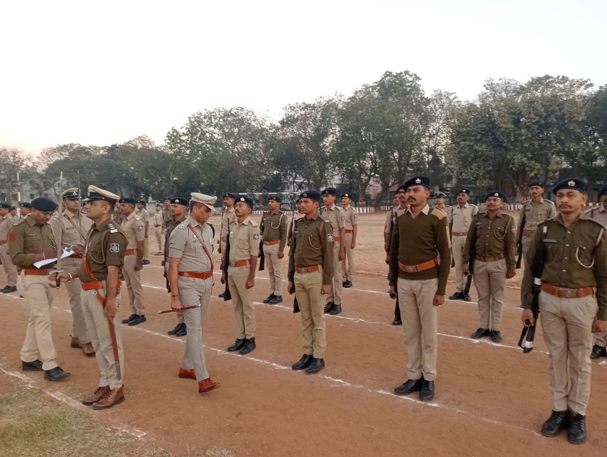 SP_Panchmahal's tweet photo. આજરોજ પરેડ ગ્રાઉન્ડ, પોલીસ હેડક્વાર્ટર્સ, ગોધરા ખાતે સેરેમોનિયલ પરેડ ર��ખવામાં આવેલ તેમજ પોલીસ અધિક્ષકશ્રી,ગોધરા દ્વારા લાઇન વિઝીટ કરી પોલીસ પરિવારના સભ્યોની મુલાકાત કરવામાં આવી.
#PanchmahalPolice 
@dgpgujarat 
@sanghaviharsh https://t.co/eEsc7HokZf