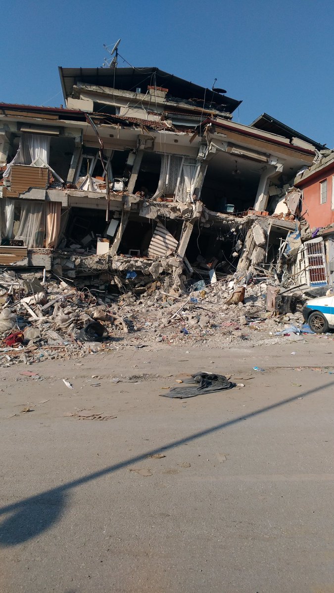 Artık siyasi düşüncem, dünya görüşüm falan yok. İyilik yaparak yaşamak, iyi bir insan olarak ölmek istiyorum. 
#deprem
#Hataydeprem
#Kahramanmarasdeprem 
#Adiyamandeprem