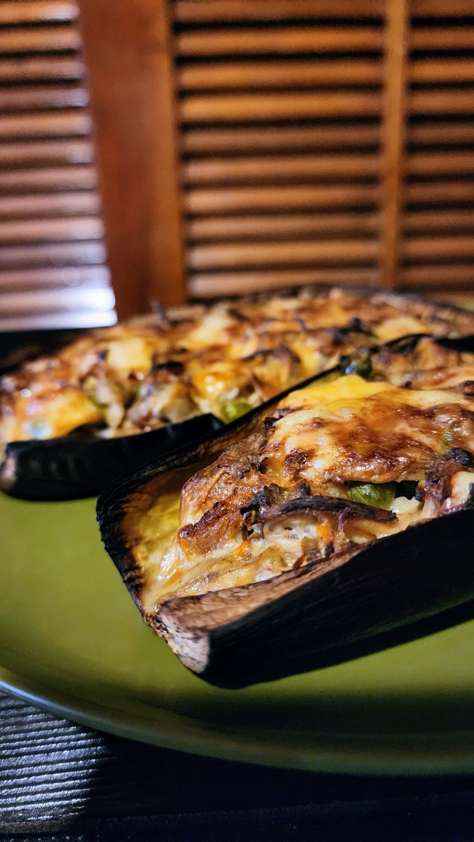 Qual o melhor recheio para uma berinjeja ao forno, hein? 😋
#horadorango