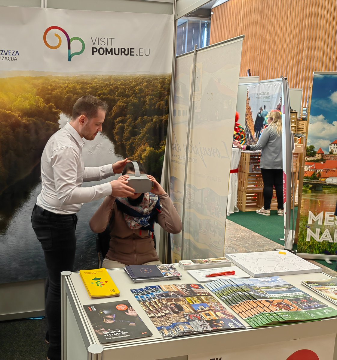EXPANO_park's tweet photo. Ekipa EXPANA se predstavlja na Sejmu Alpe-Adria v Ljubljani.👋 Obiščite nas v HALI B, virtualno poletite nad Pomurjem in se navdušite za obisk naše pokrajine.🎈🤩Lepo vabljeni.
#expano #pomurje #soboskojezero #visitpomurje https://t.co/2AAmAwJLBQ