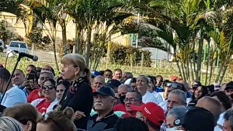 villacons's tweet photo. Emotivas intervenciones de los trabajadores del sector de la construcción de #VillaClara constituyen un ejercicio pleno de democracia, en el intercambio con los candidatos a diputados a la @AsambleaCuba. @DiazCanelB @PartidoPCC @PresidenciaCuba @CubaMicons @CubaCubacons @CEcmvc https://t.co/cXSNFjhaYQ
