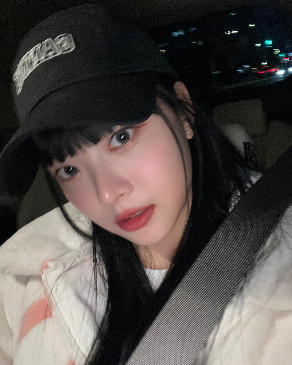 parksunghoobn's tweet photo. I decided to eat some bread in the car on the way home from today's event. I also captured a selfie with it and posted it with my fearnot to let them know I'd eaten and to remind them to eat. ʚ🍞ɞ https://t.co/90UGIkJYwT