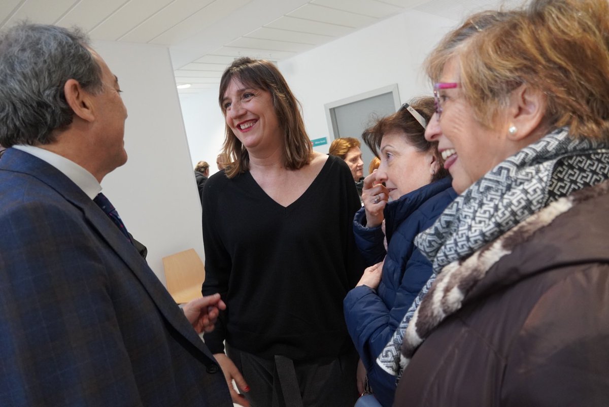 lolaranera's tweet photo. Los vecinos de #ElRabal ven cumplidas hoy sus reivindicaciones con la culminación de las obras del nuevo centro público de Salud en el Barrio Jesús 🏥
Unas instalaciones que cuidan la atención al paciente y demuestran el compromiso de @JLambanM y @aragonpsoe con Zaragoza ❤️ https://t.co/bQTtJIGF8P