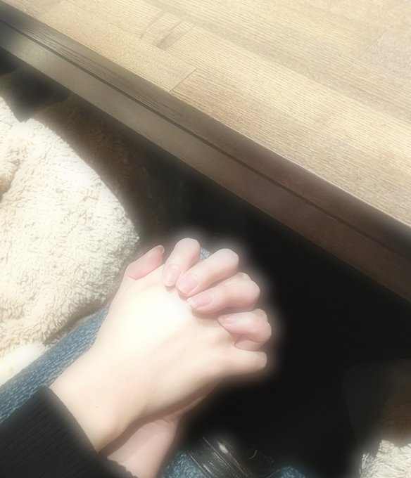 動画の更新が遅くなりすみません🥲 アップロードしましたが反映まで時間がかかるのでもう少しお待ちください&circ; &bull;͈ &middot;̭ &bull;͈ &circ; ps 昨日のデートしている時の写真です~ レストランにいる時も手繋いでる😽 Aya