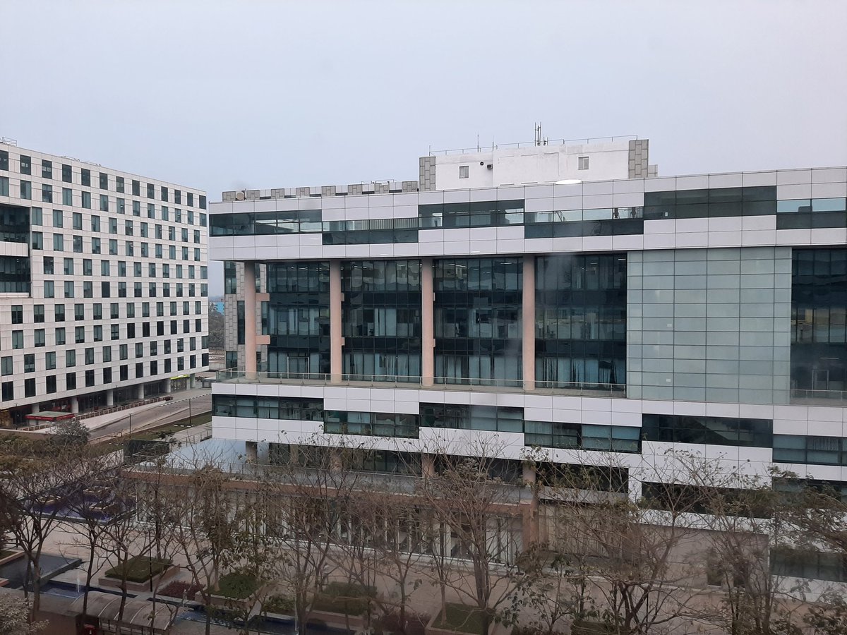 basucodes's tweet image. A regular view from office, minus the coffee mug, Macbook Air and sunlight 🌞

#office