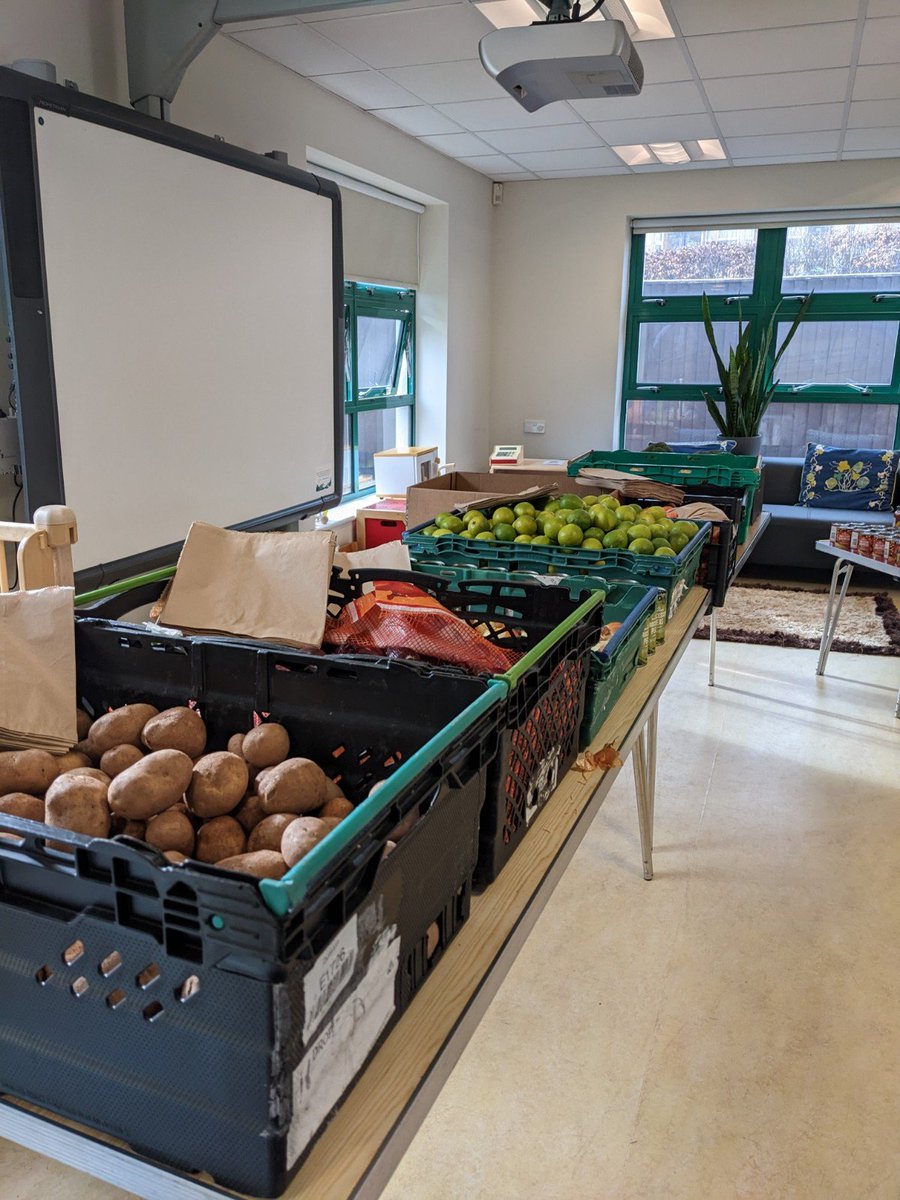 KeynshamCE's tweet photo. Back to #KeynshamChildrensCentre yesterday with more slow cookers. Great selection of veg at the #KeynshamFoodClub Big shout to Aimee for her slow cooker chickpea curry tasters! @BWCE @QuartetCF_BANES https://t.co/DxmJteMY57
