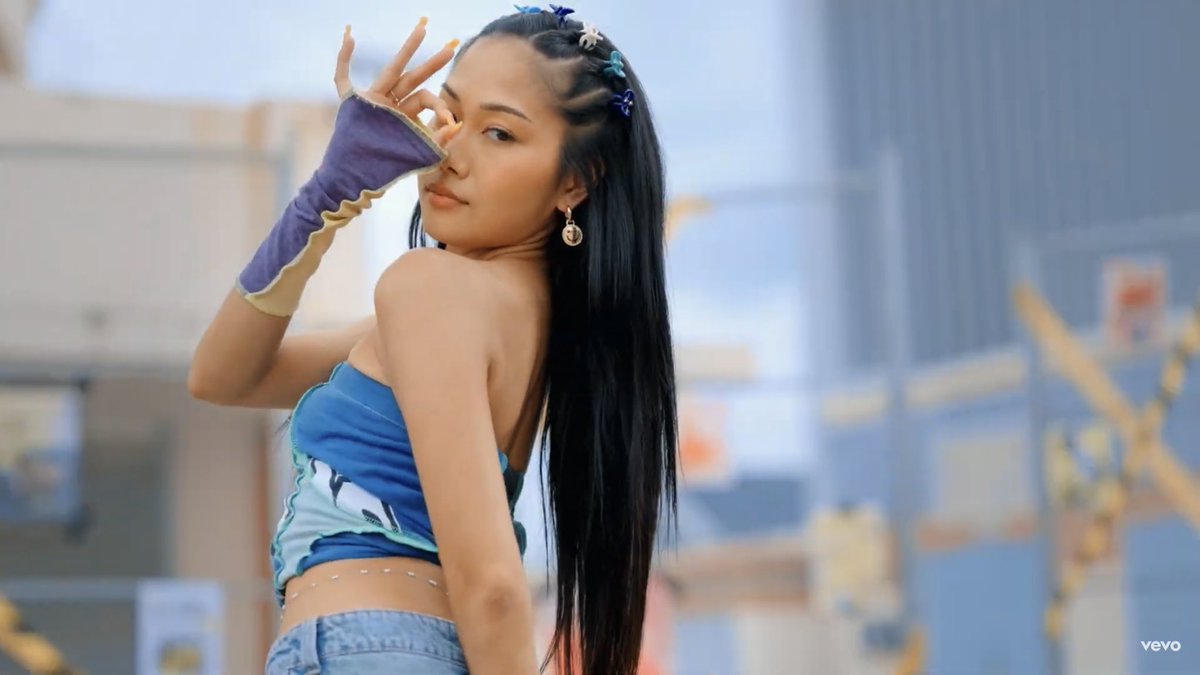 dylaara's tweet photo. LOOK AT THIS GORGEOUS MV SET AND OUTFIT GUYS!!

STREAM LOOK AT THIS
#LookAtThis #DOLLA_LAT
#DOLLA https://t.co/CrxUFKPJ5d