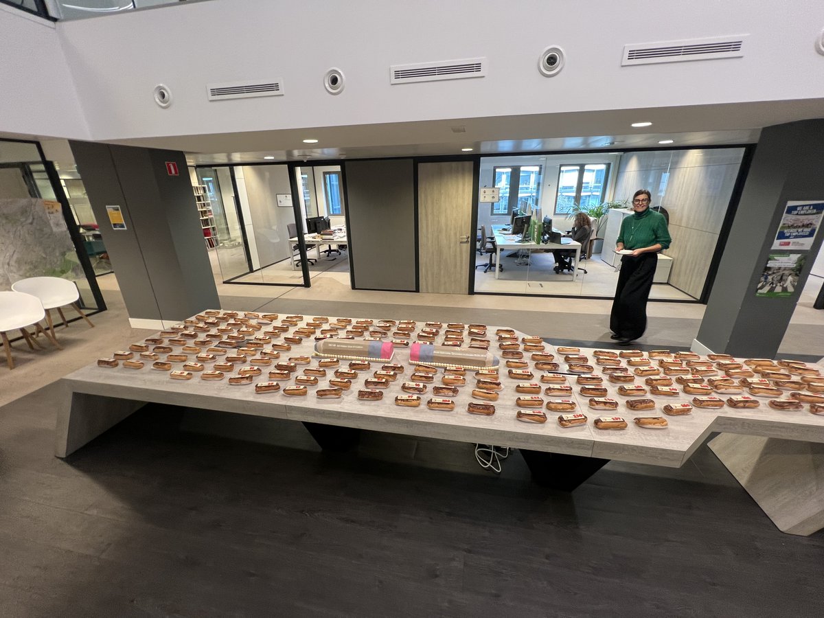 #mijlpaal 182 scholen OPGELEVERD! 🎉
Dat vieren we met onze collega's en... 182 eclairs. Elk individueel genummerd, voor elk uniek project in het programma 🤩Proficiat aan het hele Scholen van Morgen team door de jaren heen! 👏