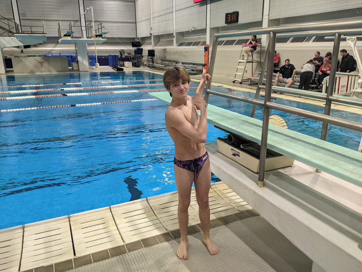 Warmup has started at the state meet!

#alldayeveryday #chop