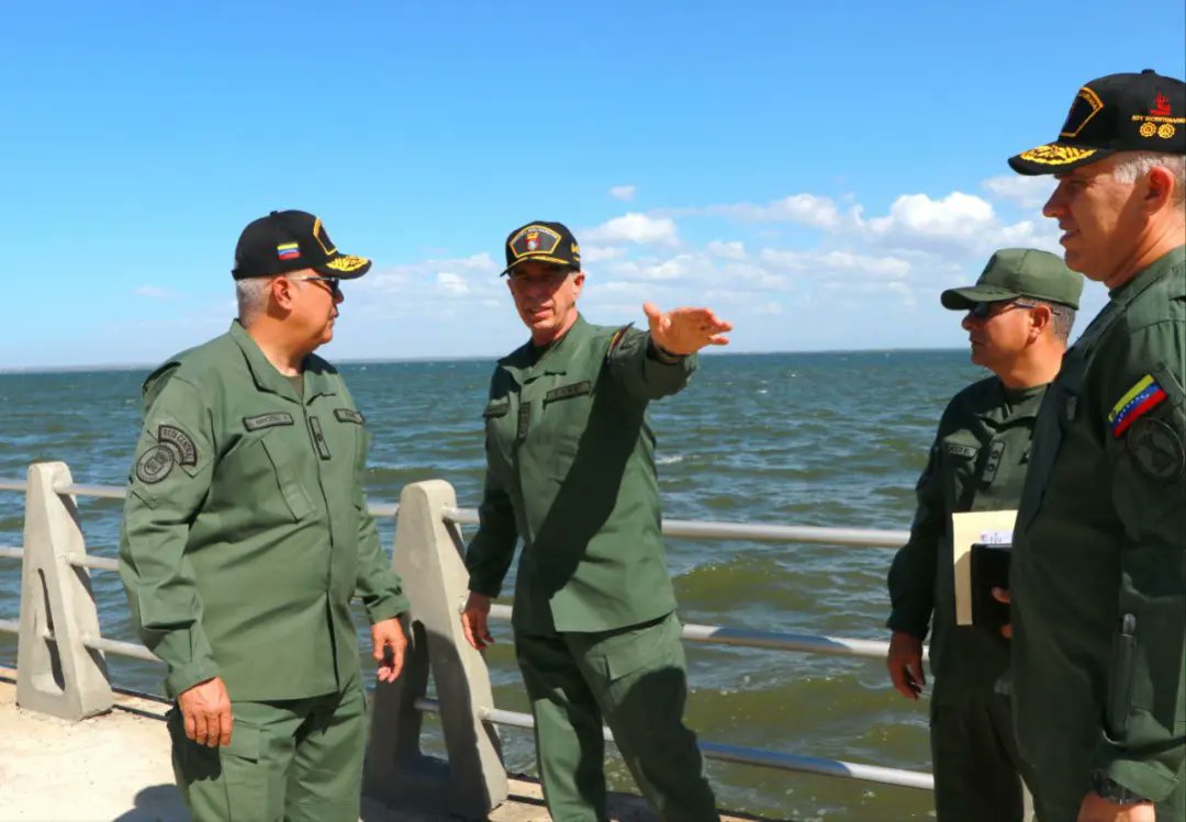 📌#17Feb (1/2) Continuando con su recorrido por la entidad marabina, el Cmdte Gral de la <a href="/ArmadaFANBVzla/">Armada_ve</a> <a href="/AnibalBritoHer1/">Aníbal José Brito Hernández</a> inspeccionó  la "Vereda del Lago" importante locación de la ciudad, en la que se llevará a cabo el gran acto central de los 200 años 
#ElEsequiboEsDeVenezuela