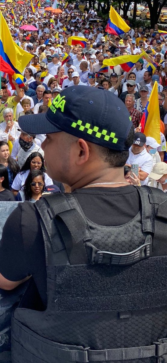 gener_usuga's tweet photo. Señor @MiguelPoloP , sigue usted cometiendo el mismo delito, utilizar prendas de uso exclusivo de la @PoliciaColombia.

@CorteSupremaJ, este es un delito punible. https://t.co/VC32JV0qxx