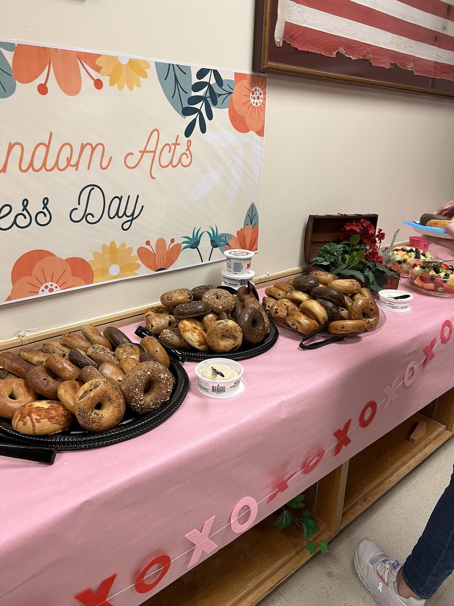 Happy random acts of kindness day!💞 thankful for the girls who contributed with me and were able to make breakfast for our <a href="/townleytorches/">TownleyTorchlighters</a> staff happen! <a href="/MelissaHettish2/">Melissa Hettish</a> <a href="/TeachPerez1/">Ms. Perez 🍎</a> @Aracely7975  <a href="/KarinaTorre1/">Karina Torre</a> @Ms_Trevizo