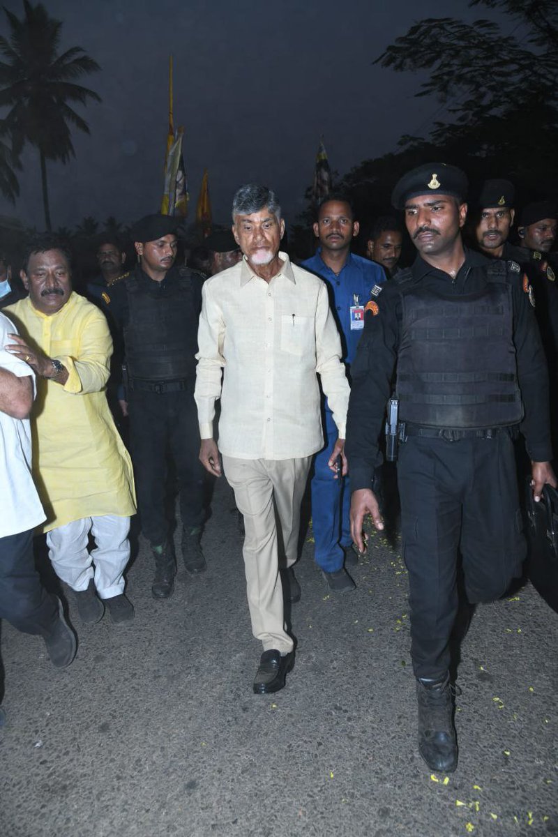 VasanthNakka4's tweet photo. పోలీసులు కాన్వాయ్ ని ఆపేసినంత మాత్రాన తన కోసం ఎదురుచూస్తున్న ప్రజలను కలవకుండా వెనుదిరిగే నాయకుడు కాదు చంద్రబాబు. కాలినడకన 5 కిలోమీటర్లు నడిచేందుకు సిద్ధపడి తెలుగుదేశం అధినేత అప్రకటిత పాదయాత్ర చేస్తున్నారు. తాడేపల్లి ముసలాడు ఇంటికి పోయే రోజులు దగ్గరపడ్డాయి https://t.co/sF4TvsvKkJ