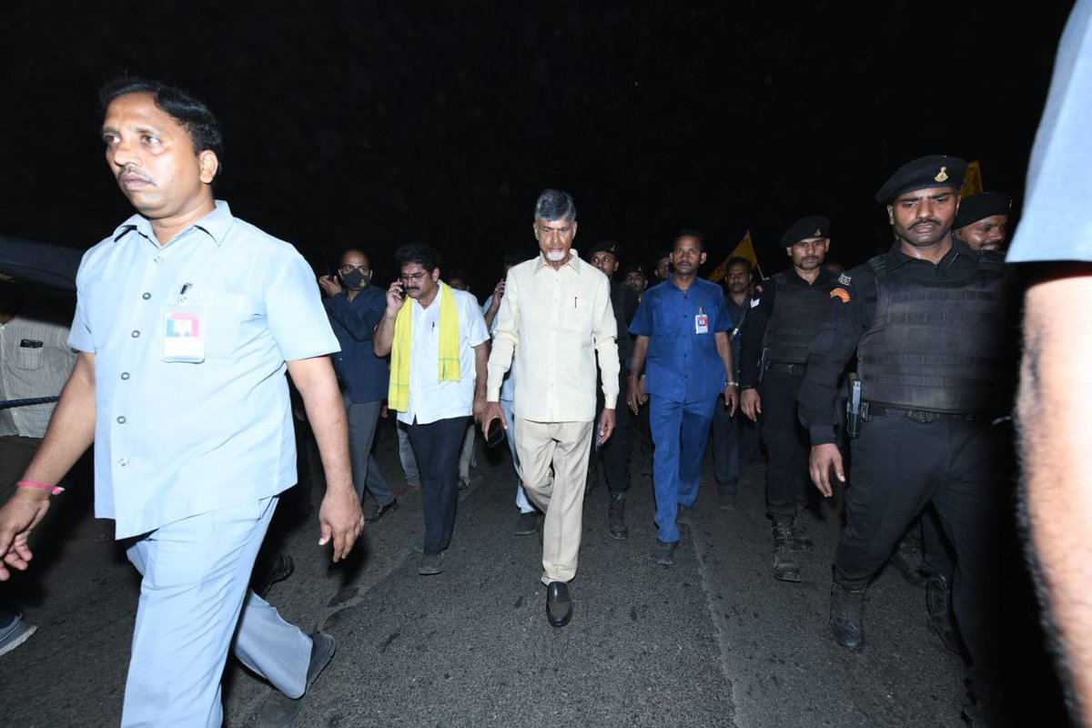 VasanthNakka4's tweet photo. పోలీసులు కాన్వాయ్ ని ఆపేసినంత మాత్రాన తన కోసం ఎదురుచూస్తున్న ప్రజలను కలవకుండా వెనుదిరిగే నాయకుడు కాదు చంద్రబాబు. కాలినడకన 5 కిలోమీటర్లు నడిచేందుకు సిద్ధపడి తెలుగుదేశం అధినేత అప్రకటిత పాదయాత్ర చేస్తున్నారు. తాడేపల్లి ముసలాడు ఇంటికి పోయే రోజులు దగ్గరపడ్డాయి https://t.co/sF4TvsvKkJ