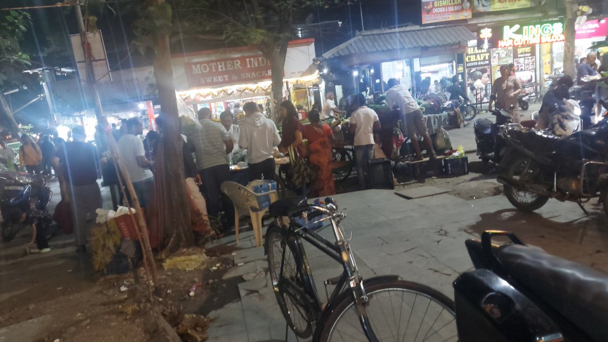 ramchandra_pai's tweet photo. @TMCaTweetAway @ThaneCityPolice @News18lokmat We the Shopkeepers at Old Mhada Colony Road, Vasant Vihar are facing daily Problems of these illegal hawkers who don't even leave a place for our customers to enter. Despite raising oral complaints no action has yet been taken. https://t.co/gLr38Eemhl