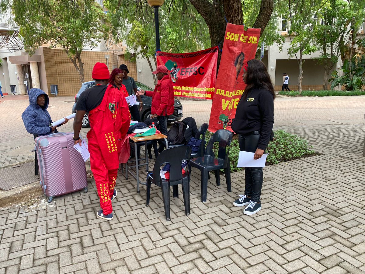 EFFYouthCommand's tweet photo. ♦️Happening Today♦️

EFFSC Treasurer General, Amanda Ntombela, leading a mass recruitment drive and Sizofunda Ngenkani Campaign at University of North West, Mafikeng Campus.

#JoinEFFSC
#EFFTurns10 https://t.co/YAQWaesbGU