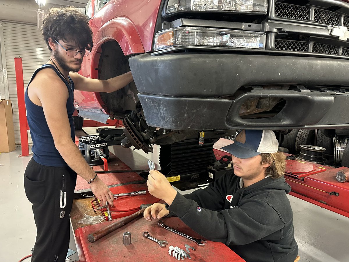 EastLeeCountyHS's tweet photo. On a daily basis, here at the busiest Automotive Academy, it's all hands on deck ๐#ASECertification #FADACertification #WeAreEast #CTE https://t.co/ZPjJpMkRkR