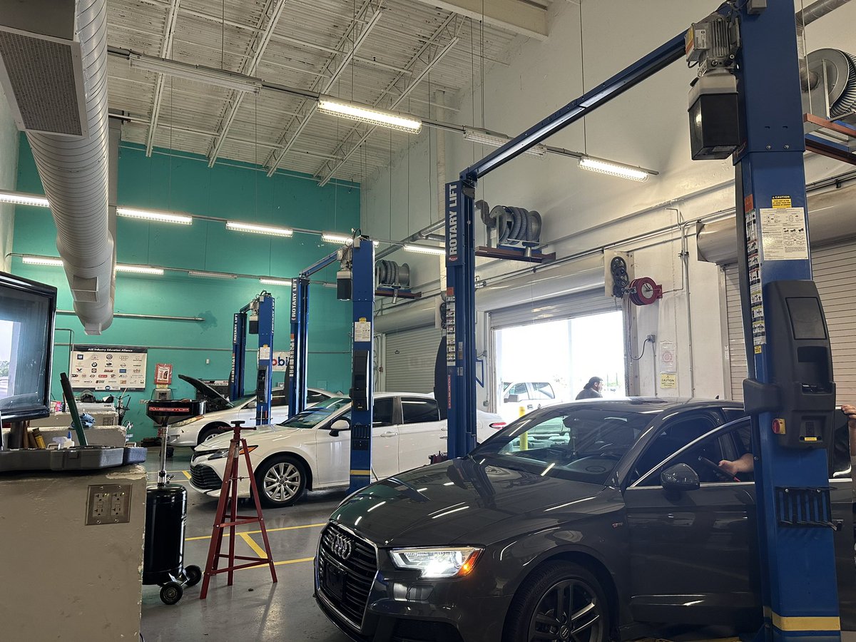 EastLeeCountyHS's tweet photo. On a daily basis, here at the busiest Automotive Academy, it's all hands on deck ๐#ASECertification #FADACertification #WeAreEast #CTE https://t.co/ZPjJpMkRkR
