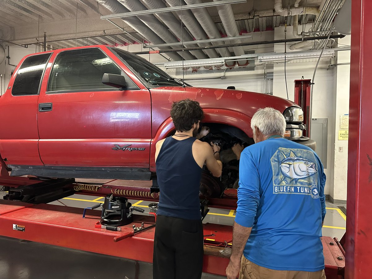 EastLeeCountyHS's tweet photo. On a daily basis, here at the busiest Automotive Academy, it's all hands on deck ๐#ASECertification #FADACertification #WeAreEast #CTE https://t.co/ZPjJpMkRkR
