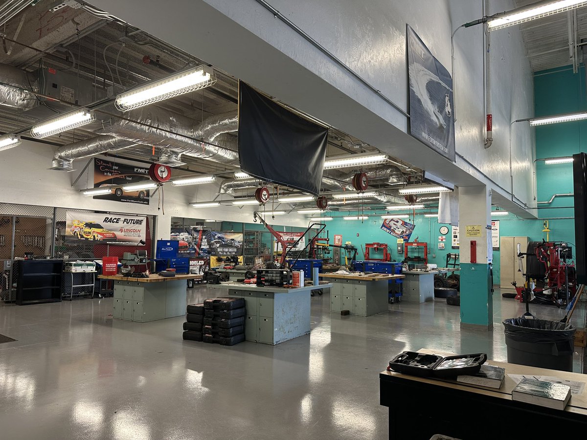 EastLeeCountyHS's tweet photo. On a daily basis, here at the busiest Automotive Academy, it's all hands on deck ๐#ASECertification #FADACertification #WeAreEast #CTE https://t.co/ZPjJpMkRkR