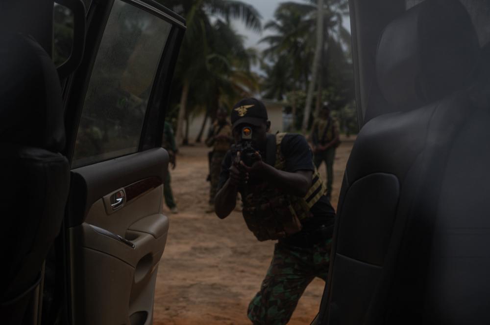 USSOCAF's tweet photo. The U.S. maintains a strong relationship with #CotedIvoire. The #AfricanPartner nation hosted #Flintlock22 and will assist #Ghana with hosting #Flintlock23. Ivoirian forces also conducted a Joint Combined Exchange Training with U.S. #SpecialOperationsForces last September. https://t.co/gpAviY2u3P