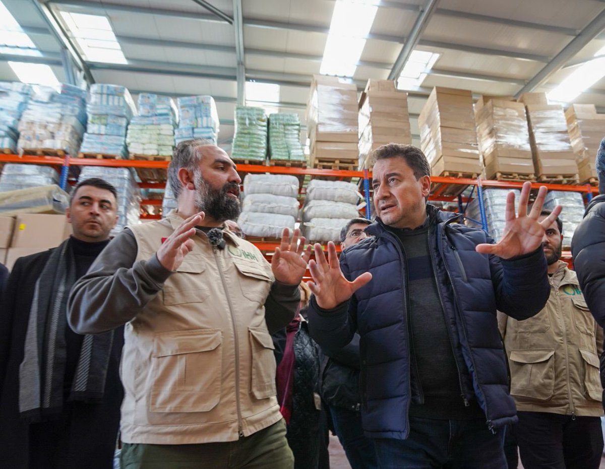 alibabacan's tweet photo. Kilis'te @ihhinsaniyardim Vakfı'nın lojistik merkezini ziyaret ettim.

Deprem bölgesinde var güçleriyle çalışan bütün İHH ekiplerine ve tüm sivil toplum kuruluşlarımıza şükranlarımı sunuyorum.

Zorluğun üstesinden hep beraber, el ele vererek geleceğiz. https://t.co/HFHt8WbOfJ