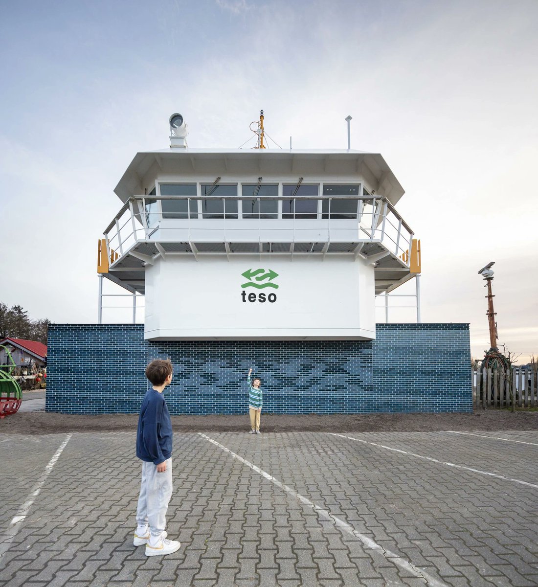 Morgen opent Maritiem- en Juttersmuseum Flora op #Texel een nieuwe tentoonstelling in het stuurhuis van de #Schulpengat (de veerboot tussen 1990 en 2015). Het stuurhuis is onderdeel van een grote expositie over de TESO veerdienst. Meer info: tinyurl.com/37rjnceb
