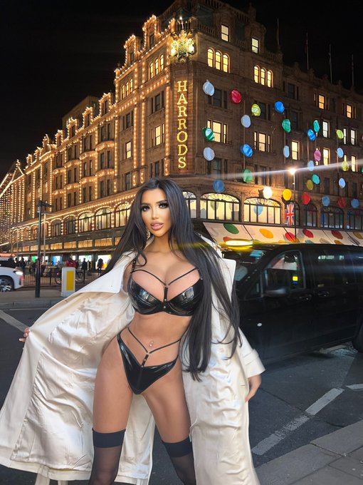 Get the London look 🇬🇧 👽 https://t.co/SCPIAzLvIW