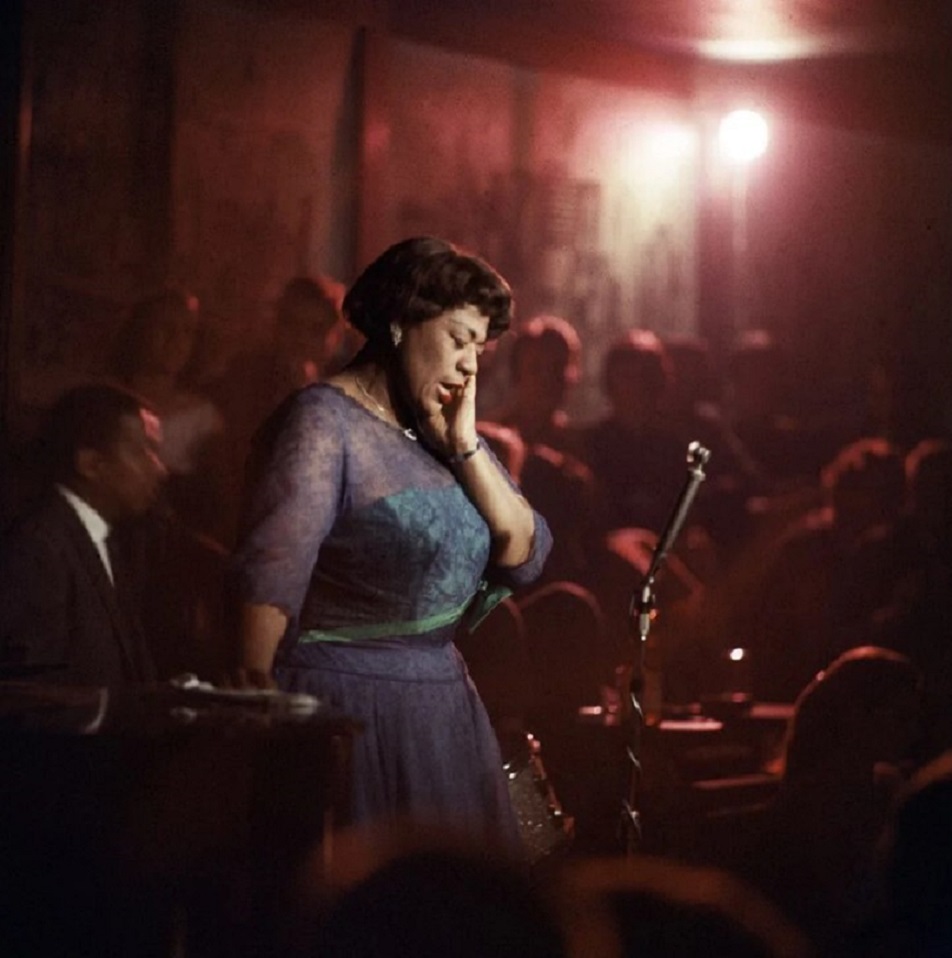 Marialovessea's tweet photo. #ViernesDeArte in #Chicago
Live At Mister Kelly's · Ella Fitzgerald
recorded August 10, 1958 @Mister_Kellys
🎶 https://t.co/dwxbXSWA2i
#EllaFitzgerald in 1958 performing at Mr. Kelly's nightclub on Rush Street in Chicago #QueensofJazz
📷 #photography © Yale Joel https://t.co/oq0Nu3RRUr