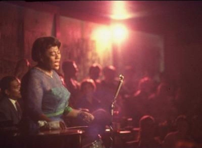 Marialovessea's tweet photo. #ViernesDeArte in #Chicago
Live At Mister Kelly's · Ella Fitzgerald
recorded August 10, 1958 @Mister_Kellys
🎶 https://t.co/dwxbXSWA2i
#EllaFitzgerald in 1958 performing at Mr. Kelly's nightclub on Rush Street in Chicago #QueensofJazz
📷 #photography © Yale Joel https://t.co/oq0Nu3RRUr