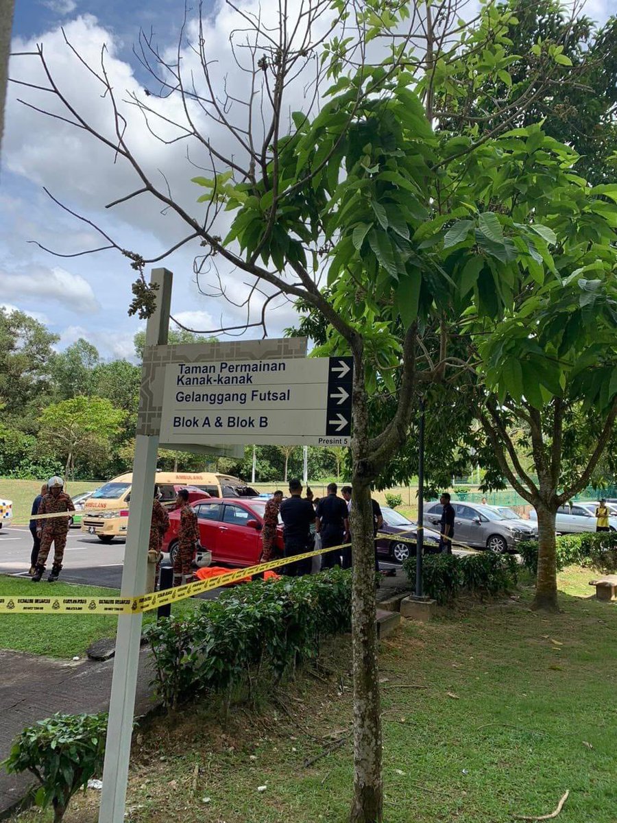redzuanNewsMPB's tweet photo. Pemandu Grab,Mohammad Azim Mohd Sanusi 30 maut dihempap kereta miliknya ketika sedang melakukan servis di Blok B, PPAM Presint 5.

Mangsa sedang menukar minyak hitam dan menukar brek tayar hadapan sebelah kanan - KPD Putrajaya https://t.co/wvUQBe1iG3