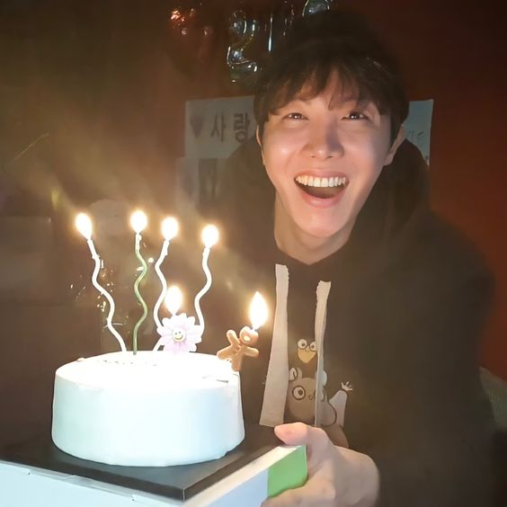 HOPEPlCS's tweet photo. #HAPPYJHOPEDAY
#HappyBirthdayJhope
#jhopeAllRounderDay
#GwangjuPrideJhope
#jhopeOurSafetyZone
#OurLightAndSmileJhope https://t.co/786ICzRQ1j