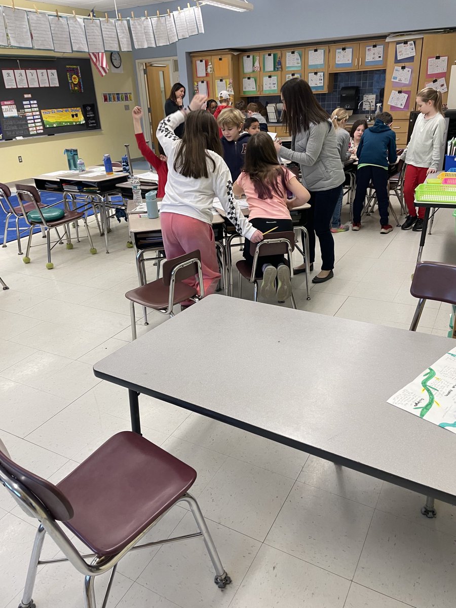 PrincMaranto's tweet photo. It may be an early release day but our RAVENs are focused, having fun and LEARNING! Text Detectives, Perimeter Races and lots if partner work!  ⁦@MelrosePS⁩. ⁦@RoosMelrose⁩ https://t.co/tnFEHfZYQe