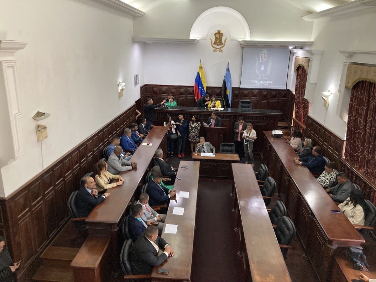 La #CCZ atendió invitación del <a href="/Clezulia/">Consejo Legislativo Zulia 🇻🇪</a> a una sesión solemne por el aniversario de la batalla de La Victoria y el día de la juventud. Al final, una exhibición del robot "Catatumbo" del Team Venezuela de Robótica.

Excelente sesión con presencia de jóvenes destacados del Zulia.
