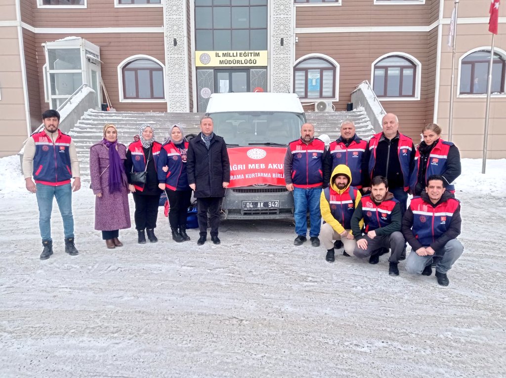 İl Milli Eğitim Müdürü Hasan Kökrek, Adıyaman iline gidecek olan MEB AKUB ekibimizi iyi dilek ve dualarla yolcu etti. Ekip, Adıyaman'da çadır kurmak ve yardım dağıtım çalışmalarına destek olacak. <a href="/prof_mahmutozer/">Mahmut Özer</a> <a href="/DrOsmanVarol/">Dr Osman Varol</a> <a href="/hasan_kokrek/">Hasan Kökrek</a> <a href="/tcmeb/">Millî Eğitim Bakanlığı</a>
