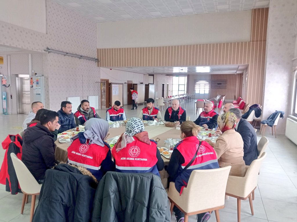 agrimem's tweet photo. İl Milli Eğitim Müdürü Hasan Kökrek, Adıyaman iline gidecek olan MEB AKUB ekibimizi iyi dilek ve dualarla yolcu etti. Ekip, Adıyaman'da çadır kurmak ve yardım dağıtım çalışmalarına destek olacak. @prof_mahmutozer @DrOsmanVarol @hasan_kokrek @tcmeb https://t.co/GGUhMtPGHU